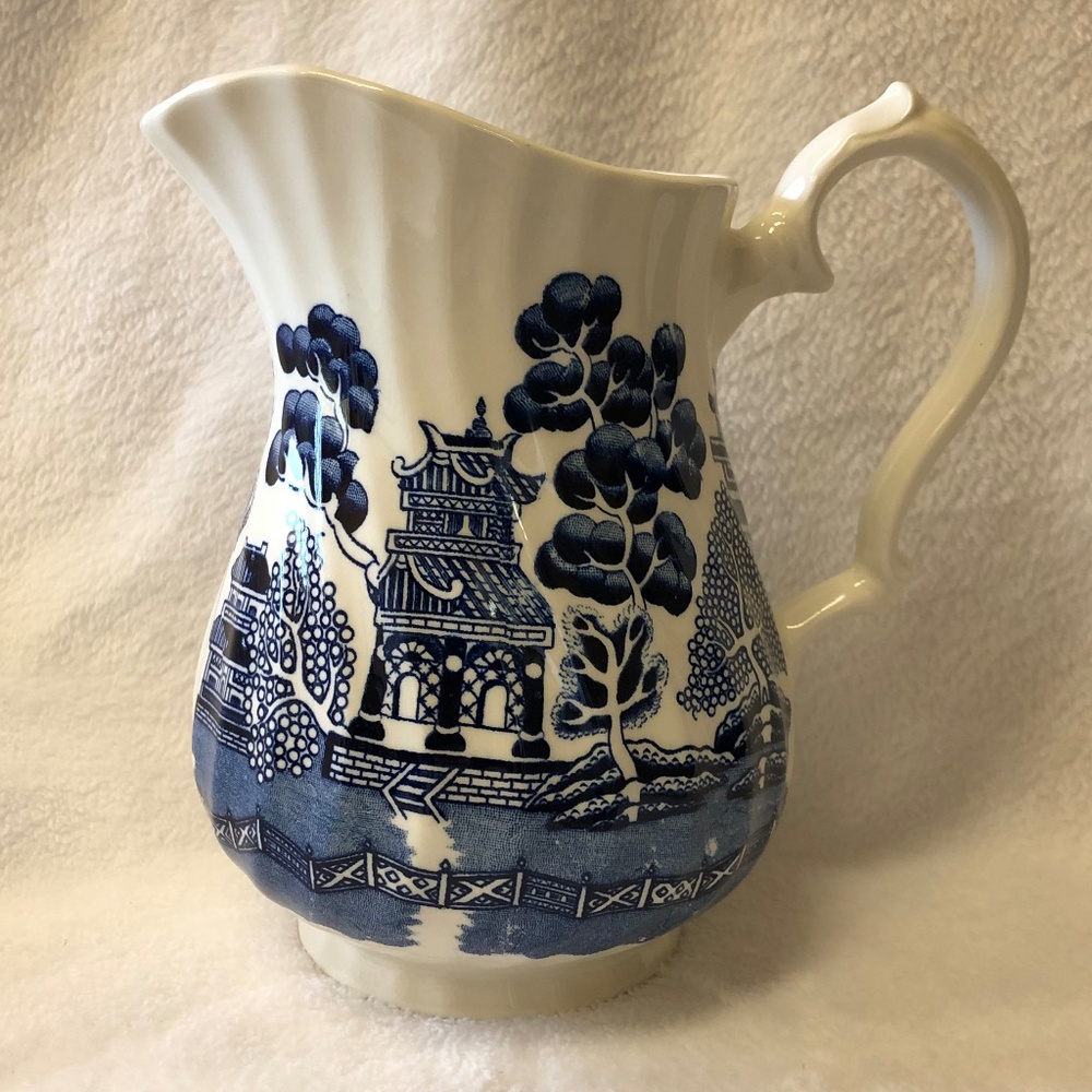 Royal Wessex Blue Willow milk jug or pitcher made in England chinoiserie vase